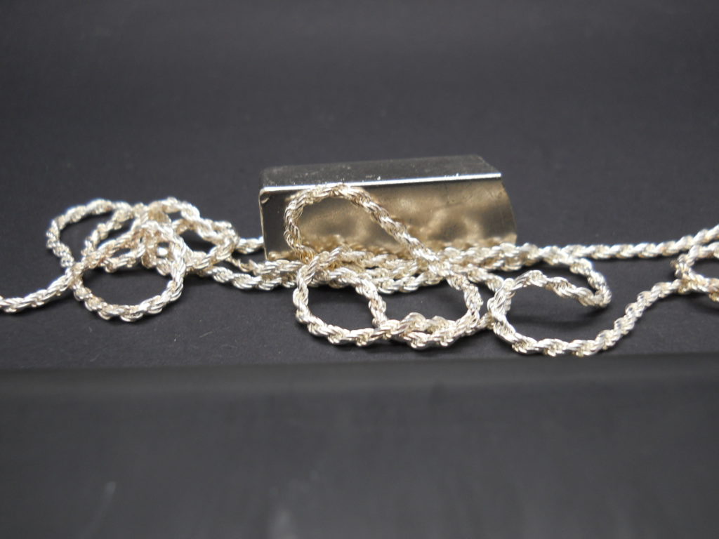 rope-chain-sticking-to-magnet